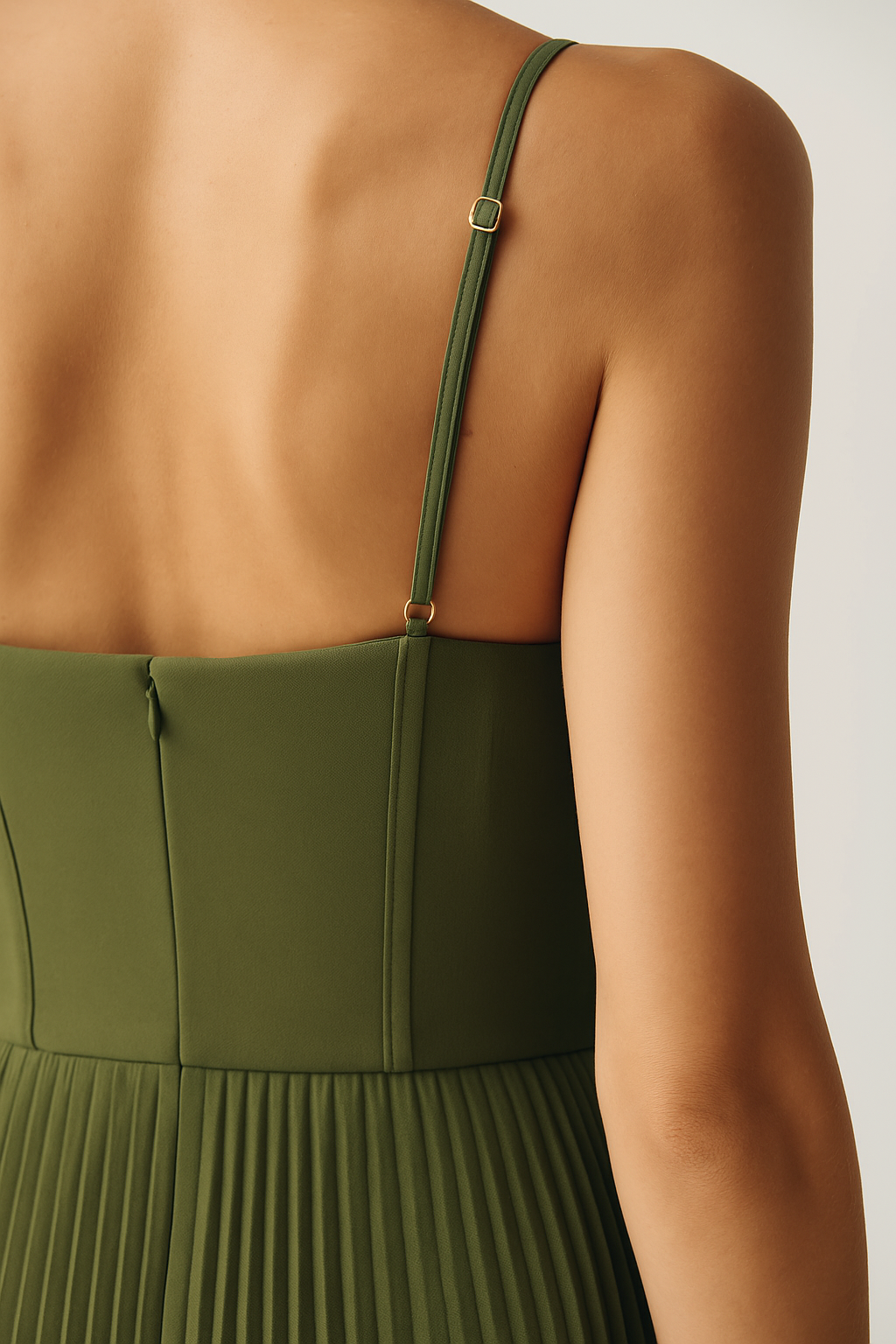 Kleid Olivia – Moderne Eleganz mit freiem Rücken